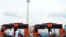 Sejumlah Pegawai Negeri Sipil di lingkungan Pemprov DKI Jakarta menjalani tes urine di kawasan Monumen Nasional (Monas), Jakarta, Jumat (2/1/2015). Kendaraan toilet disiagakan untuk keperluan tes urine PNS Pemprov DKI Jakarta. (Liputan6.com/Faizal Fanani)