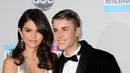 Selama berpacaran tiga tahun putus-nyambung, Bieber dan Selena memang tak segan mengumbar kemesraan di depan umum. (AFP/Bintang.com)