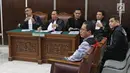 Mantan Plt Ketum PSSI Joko Driyono menjalani sidang lanjutan kasus dugaan penghilangan barang bukti pengaturan skor di PN Jakarta Selatan, Jakarta, Selasa (28/5/2019). Sidang lanjutan Joko Driyono dengan agenda mendengarkan keterangan 4 saksi ahli dan 3 saksi fakta.  (Liputan6.com/Herman Zakharia)