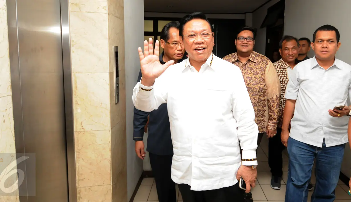 Ketua Umum Partai Golkar versi Munas Ancol, Agung Laksono (depan) bersiap mengikuti rapat internal di kantor DPP Partai Golkar, Jakarta, Kamis (22/10/2015). Rapat berlangsung tertutup. (Liputan6.com/Helmi Fithriansyah)