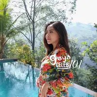 Dikaruniai putra yang menggemaskan, gaya selebgram ini tetap eksis. (Sumber foto: rachelvennya/instagram)