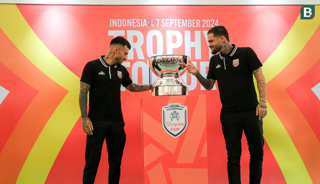 <p>Pemain Borneo FC, Stefano Lilipaly (kiri) dan Diego Michiels mengamati trofi dalam acara Trophy Tour ASEAN Club Championship Shopee Cup 2024 di LOTTE Shopping Avenue, Event Atrium, Jakarta Selatan pada Sabtu (07/09/2024). (Bola.com/Bagaskara Lazuardi)</p>