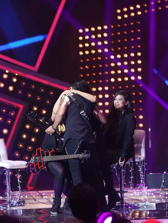 Suasana haru pun menyelimuti perpisahan sementara antara Tantri dan Kotak. Grup band kenamaan tanah air ini sudah seperti keluarga sendiri baginya. Para personil Kotak pun saling berpelukan, mereka harus menerima keputusan ini. (Nurwahyunan/Bintang.com)