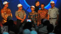 Kapolri Jenderal Pol Tito Karnavian bersama Menteri BUMN Rini Soemarno (tengah) dan Menpan-RB Asman Abnur (kiri) saat peresmian 3 aplikasi online, yaitu e-Samsat, e-Tilang dan SIM Baru Online di Jakarta, Jumat (16/12). (Liputan6.com/Angga Yuniar)