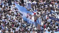 Suporter Timnas Argentina merayakan keberhasilan Lionel Messi dan kawan-kawan menjadi juara Piala Dunia di kota Buenos Aires, Selasa (20/12/2020). (AP Photo/Matilde Campodonico)