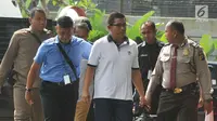 Ketua Komis‎i B DPRD Jawa Timur, Mochammad Basuki dikawal petugas untuk menjalani pemeriksaan di gedung KPK, Jakarta (6/6). KPK juga menggeledah rumah Mochammad Basuki di Jalan Putat Gede Baru III, Surabaya. (Liputan6.com/Helmi Afandi)