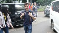Pebalap Repsol Honda, Marc Marquez, tiba di lapangan futsal yang berada di bilangan Jakarta Selatan. Marquez dijadwalkan bermain futsal dengan Menpora Imam Nahrawi dan petinggi AHM, Sabtu (13/2/2016). (Bola.com/Nicklas Hanoatubun)