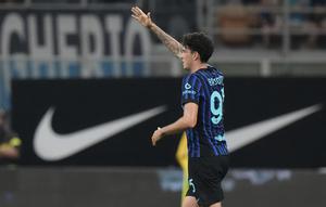Pemain Inter Milan, Alessandro Bastoni, merayakan gol pembuka timnya pada pertandingan Serie A Italia melawan Torino di Stadion San Siro, Milan, Selasa (26 Agustus 2025). (AP Photo/Luca Bruno)