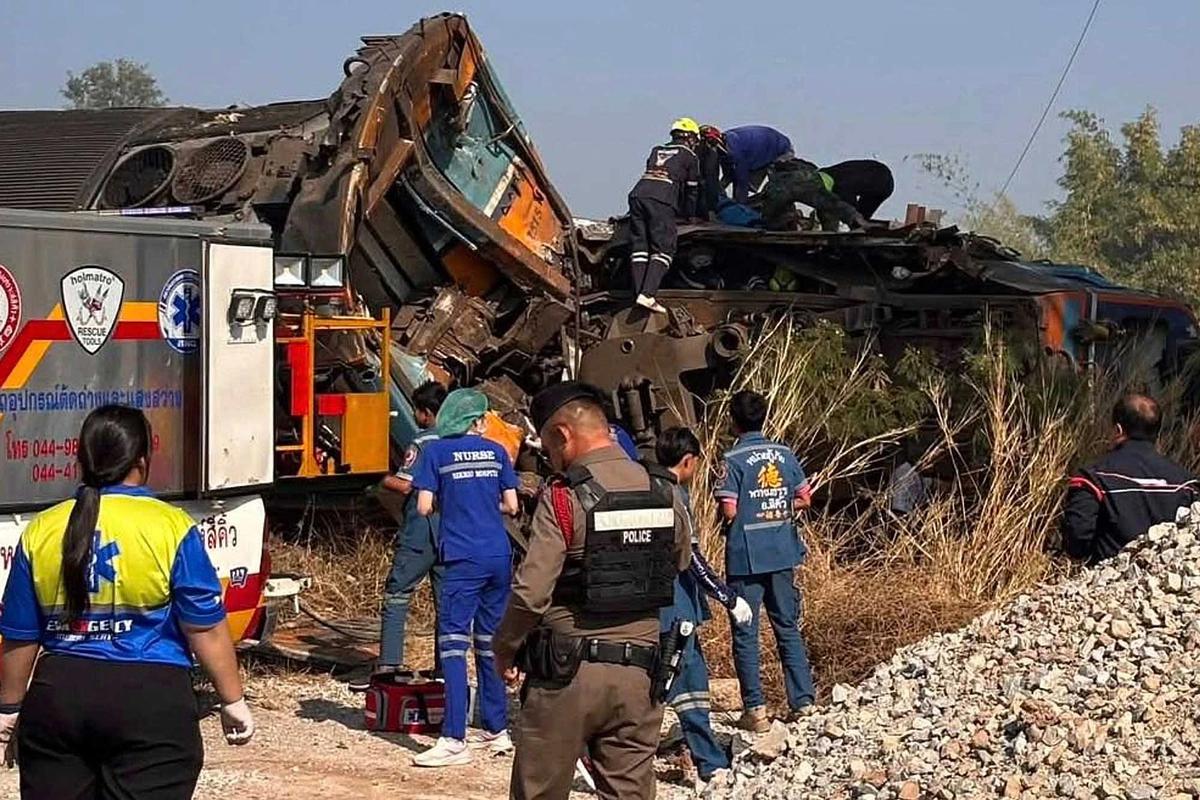 FOTO: Crane Konstruksi Jatuh Timpa Kereta Penumpang di Thailand