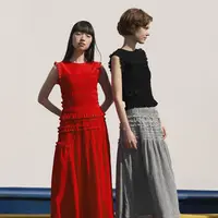 Lewat koleksi Spring/Summer 2026 bertajuk “Shapes of Poetry”, Cecilie Bahnsen membawa desain elevated dan craftsmanship khasnya ke dalam lini yang terasa lebih dekat dengan keseharian. [Dok/Uniqlo].