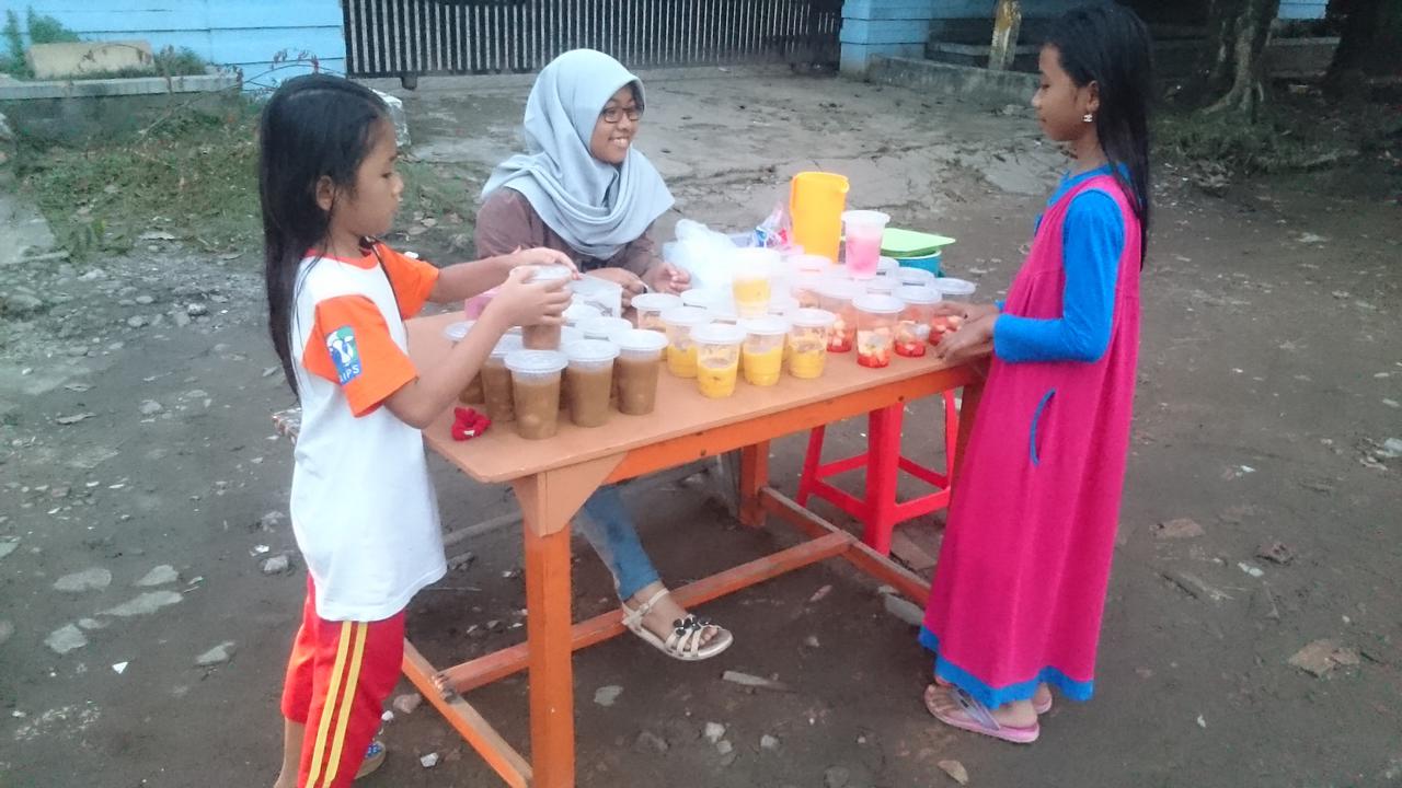 Kisti dan Amanda berjualan menu berbuka puasa (Liputan6.com / Nefri Inge)