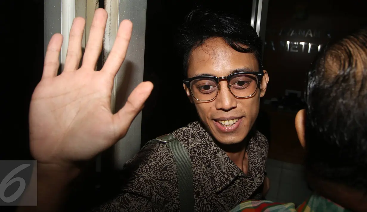 Ario Kiswinar sebelum memasuki Sentra Pelayanan Kepolisian Terpadu (SPKT) di Polda Metro Jaya, Jakarta, Jumat (30/9). Didampingi ibunya, Aryani Soenarto, Kiswinar melaporkan Mario Teguh atas tuduhan pencemaran nama baik. (Liputan6.com/Immanuel Antonius)