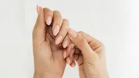 Jari-jari tangan seorang perempuan dengan kuku yang mengkilap (Foto Dok: Freepik/freepik).