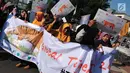 Peserta aksi dari forum harimaukita membentangkan spanduk dan poster saat mengkampanyekan Global Tiger Day di Bundaran HI, Jakarta, Minggu (30/7). Acara ini juga untuk mengimbau dan berusaha menjaga harimau dari kepunahan. (Liputan6.com/Helmi Afandi)