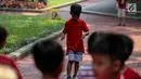 Seorang siswa mengikuti lomba sendok kelereng di Kampus JIS Pattimura, Jakarta, Rabu (16/8). Sejumlah anak antusias mengikuti aneka macam lomba, seperti, sendok kelereng, balap karung, dan tarik tambang. (Liputan6.com/Faizal Fanani)
