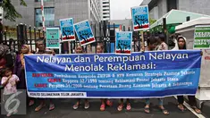 Koalisi Selamatkan Teluk Jakarta menggelar aksi unjuk rasa di depan Gedung DPRD Jakarta, Kamis (25/2). Massa menuntut agar dibatalkannya pengesahan dua Raperda Reklamasi (RZWP3K dan RTR Pantura Jakarta). (Liputan6.com/Immanuel Antonius)