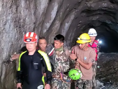 Para prajurit menyelamatkan seorang pekerja warga negara China dalam keadaan hidup dari sebuah terowongan saat operasi yang sedang berlangsung di proyek pembangkit listrik tenaga air Trishuli-3A di distrik Rasuwa, Nepal, Sabtu, 5 September 2026. (Angkatan Darat Nepal via AFP)