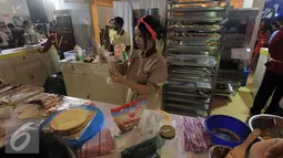 Chef Marinka saat beraksi di SIAL INTERFOOD 2016 Bakery Indonesia Expo – 16th International Exhibition on Equipment dan Supplies for The Bakery dan Confectionery Industry di JIEXPO Kemayoran, Jakarta, Sabtu (10/11). (Liputan6.com/Istimewa)