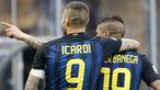 Striker Inter Milan, Mauro Icardi, merayakan gol yang dicetak Ever Banega pada laga Liga Italia di Stadion San Siro, Italia, Minggu (12/3/2017). Inter menang 7-1 atas Atalanta. (AP/Antonio Calanni)