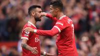 Bruno Fernandes (kiri) memiliki semua yang diperlukan untuk memimpin Timnas Portugal, tetapi hampir tidak memiliki kesempatan saat Cristiano Ronaldo dimainkan. Begitu juga di MU, ia hanya mampu mencetak dua dari total lima golnya saat bermain bersama CR7 pada musim ini. (AFP/Oli Scarff)