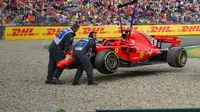 Pebalap Ferrari, Sebastian Vettel, tak mampu finis pada GP Jerman karena mengalami kecelakaan pada lap ke-52. (AFP/Andrej Isakovic)