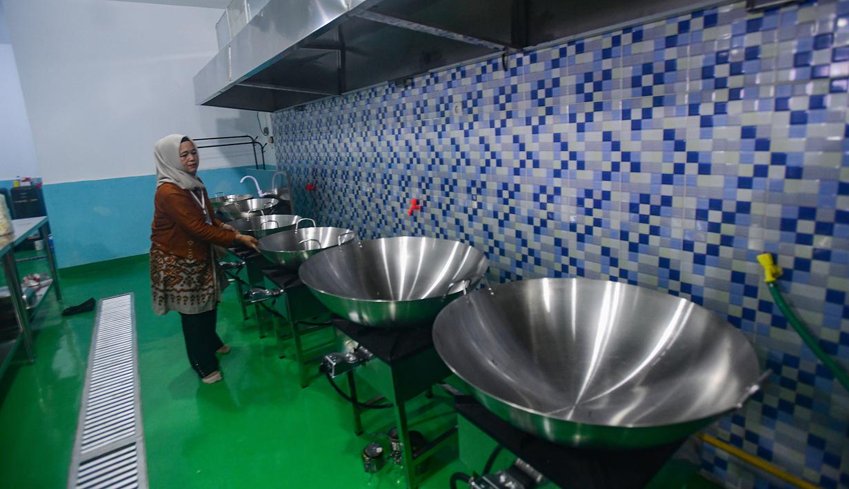Petugas menyiapkan dapur sesaat sebelum Grand Launching Nasional Satuan Pelayanan Pemenuhan Gizi (SPPG) Terintegrasi di Lapangan Dapur SPPG-MBG kawasan Tanah Sareal Kota Bogor, Jawa Barat, Selasa (23/12/2025). Kepala Badan Gizi Nasional (BGN), Dadan Hindayana bersama Ketua Umum Pemberdayaan Perempuan UMKM Indonesia (PPUMI), Munifah Syarwani menyaksikan langsung operasional dapur Satuan Pelayanan Pemenuhan Gizi (SPPG) dalam Grand Launching Nasional SPPG Terintegrasi di kawasan Tanah Sareal, Kota Bogor, Jawa Barat, Selasa (23/12/2025). (merdeka.com/Arie Basuki)