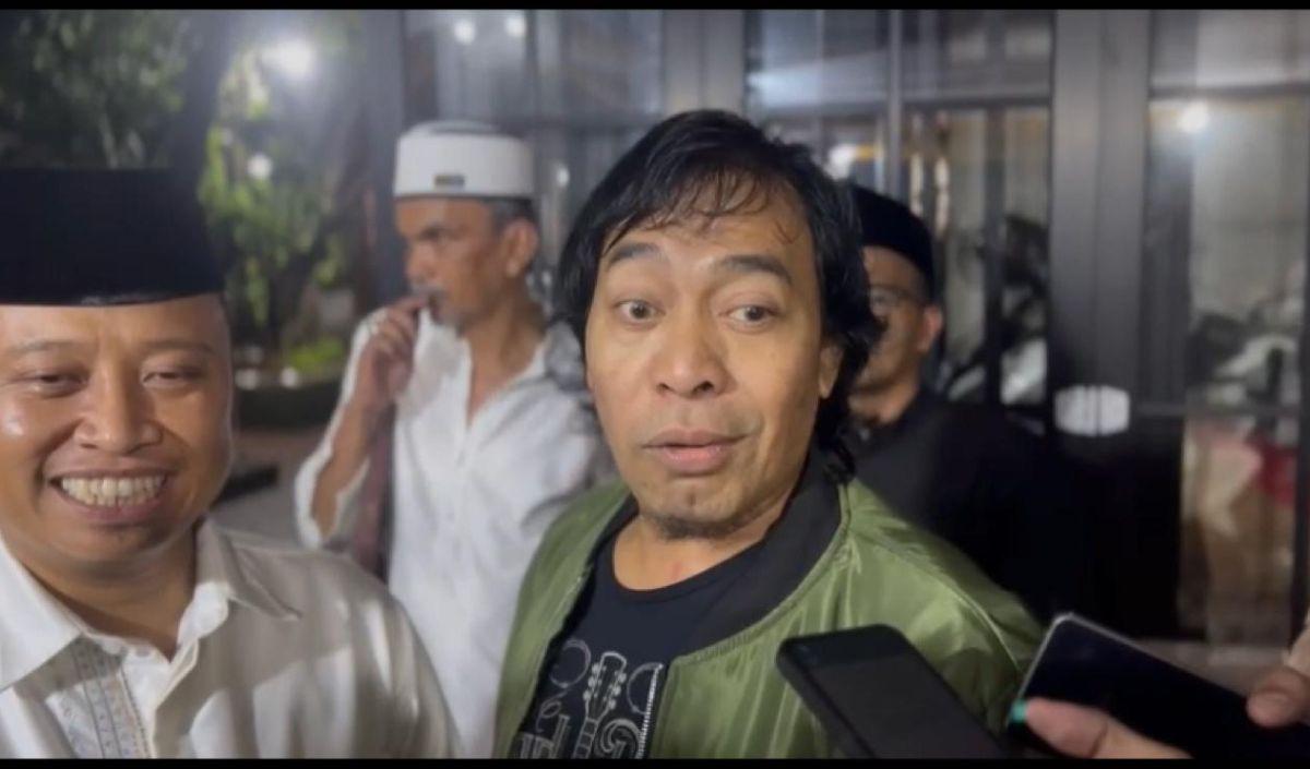 Di tempat yang sama, Supian Suri pun tidak menampik omongan Komeng. Menurutnya ada yang tidak mungkin dalam politik.