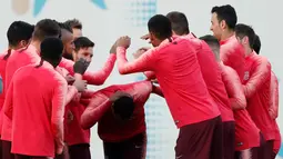 Para pemain Barcelona berlatih bersama jelang menghadapi Manchester United (MU) pada leg kedua babak perempat final Liga Champions 2018/19 di Sant Joan Despi, 15 April 2019. Barcelona akan menjamu MU di Camp Nou. (REUTERS/Albert Gea)