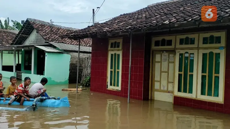 Banjir masih merendam rumah warga  Wonoasri Kelurahan Sobo Banyuwangi. (Hermawan Arifianto/Liputan6.com)