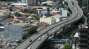 Suasana JLNT Casablanca, Jakarta, Jumat (7/4). Meski ada rambu larangan melintas, sejumlah pengedara motor tetap nekat melintasi jalan layang tersebut. Pemotor tersebut tidak mengindahkan keselamatan. (Liputan6.com/Faizal Fanani)