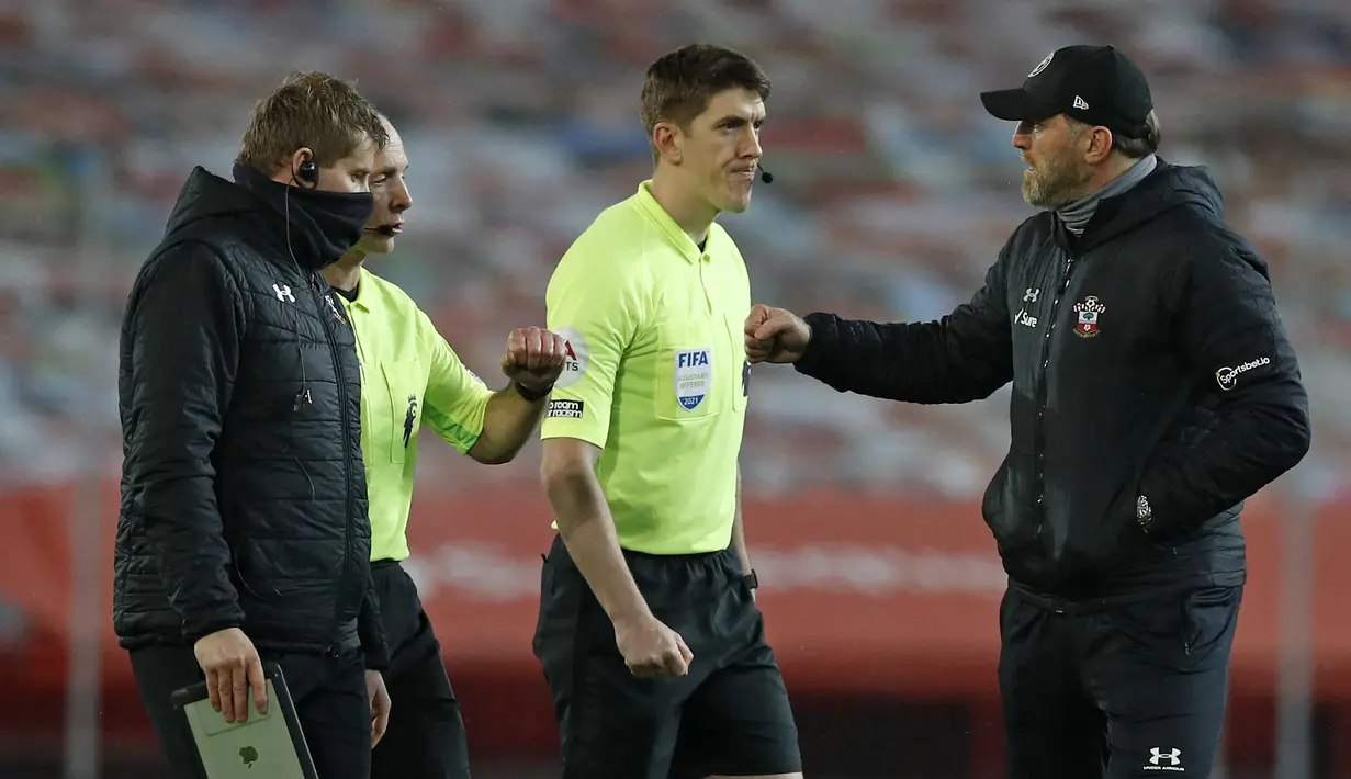 Southampton vs Manchester United. (2/2/2021). Manajer tim Southampton, Ralph Hasenhuttl (kanan) memprotes wasit Mike Dean usai berakhirnya laga melawan Manchester United. (AFP/Phil Noble/Pool)