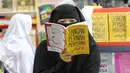 Pengunjung membaca salah satu buku di pameran Islamic Book Fair 2016 di Jakarta, Selasa (1/3). Ratusan penerbit meramaikan pameran buku keislaman terbesar di Indonesia itu dengan penawaran diskon mulai dari 20%-80%. (Liputan6.com/Angga Yuniar)