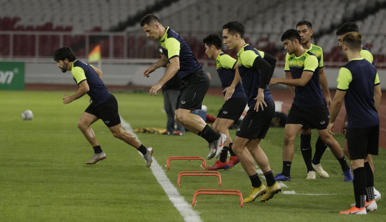 Pemain Ceres-Negros saat sesi latihan jelang laga Piala AFC di SUGBK, Jakarta, Senin (22/4). Ceres-Negros akan berhadapan dengan Persija Jakarta. (Bola.com/M Iqbal Ichsan)