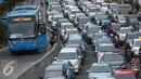 Petugas Bus Trans-Jakarta beristirahat di dekat Halte Harmoni, Jakarta, Kamis (1/12). Dan jika ada pengalihan arus lalu lintas, hanya bersifat situasional. (Liputan6.com/Immanuel Antonius)