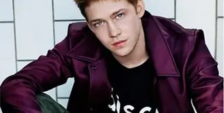 Belum lama ini tersiar kabar Taylor Swift dan Joe Alwyn diberitakan memiliki hubungan spesial. Bahkan jalinan cinta tersbut sudah terjadi sejak bulan oktober 2016 lalu. Kabar terbaru, keduanya semakin tak ingin berpisah. (Instagram/joe.alwyn)