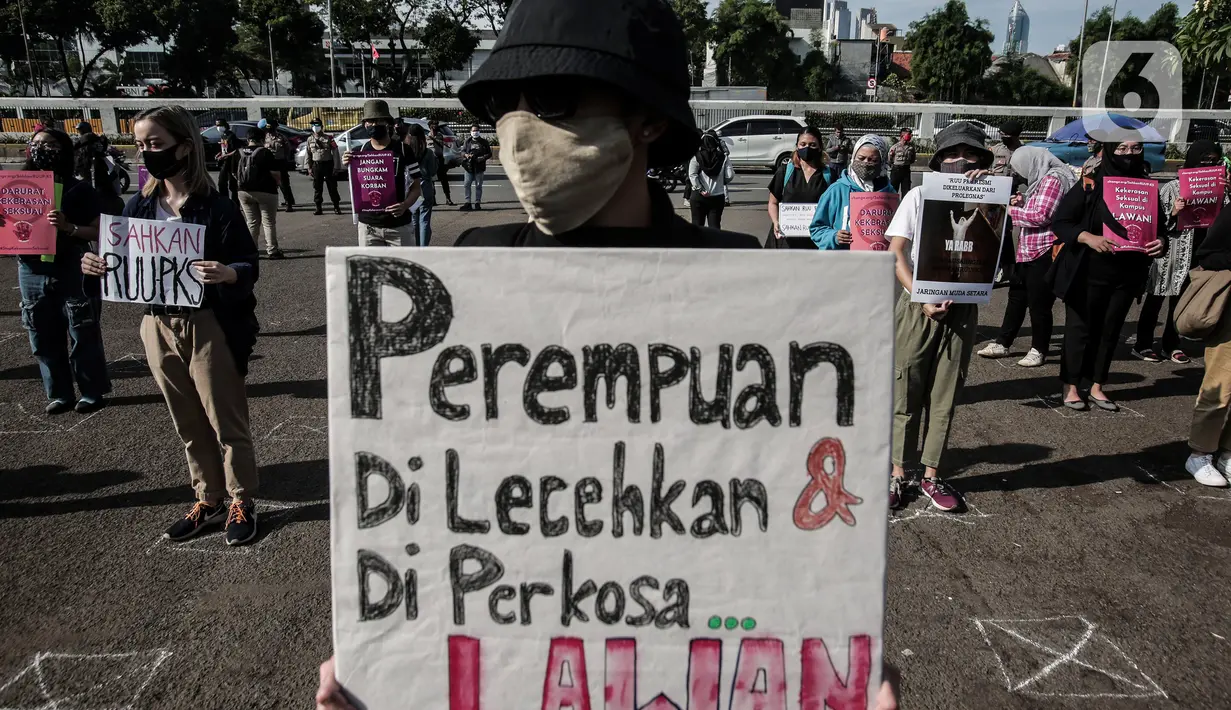 Masa yang tergabung dalam "Gerak Perempuan" melakukan aksi di depan Gedung MPR/DPR/DPD, Jakarta, Selasa (7/7/2020). Dalam aksinya mereka juga menuntut untuk mengawal Proses Legislasi hingga RUU tersebut disahkan menjadi undang - undang. (Liputan6.com/Johan Tallo)
