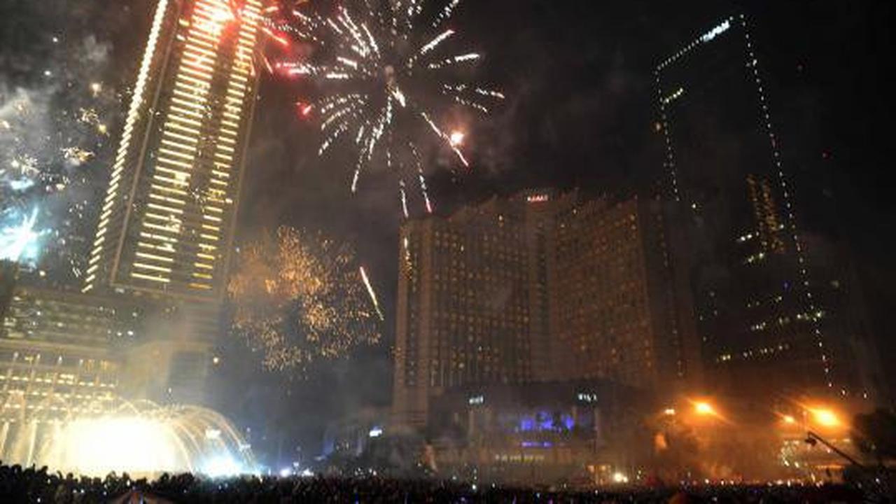Pesta kembang api sambut tahun baru 2013 di Bundaran HI
