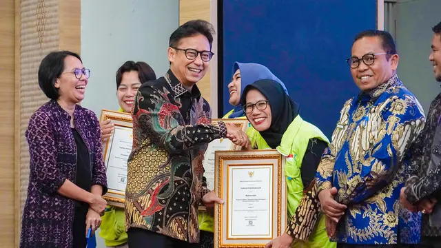 Penghargaan kepada posyandu dan kader posyandu berprestasi. (Foto Dok Kemenkes RI)