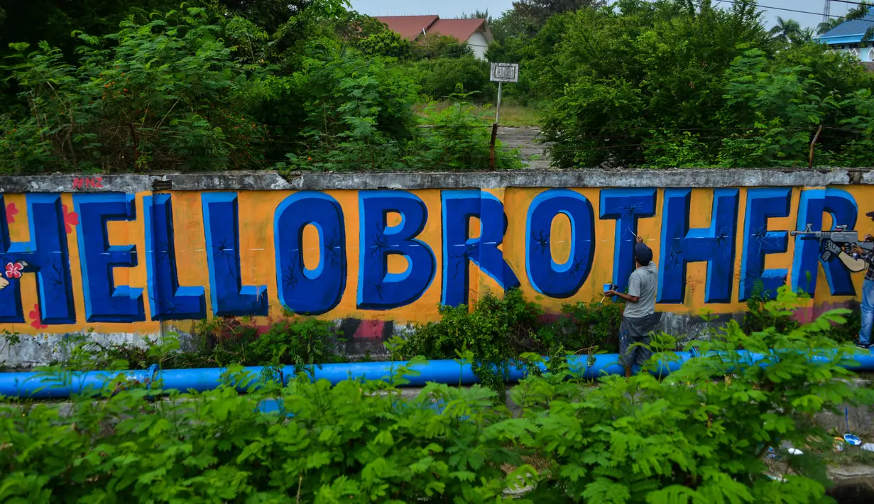 Seniman melukis mural bertulis “Hello Brother” di Banda Aceh, Aceh, Kamis (21/3/2019). Tulisan mural “Hello Brother” sebagai penghormatan seniman Aceh kepada para korban penembakan massal di Christchurch, Selandia Baru. (CHAIDEER MAHYUDDIN/AFP)