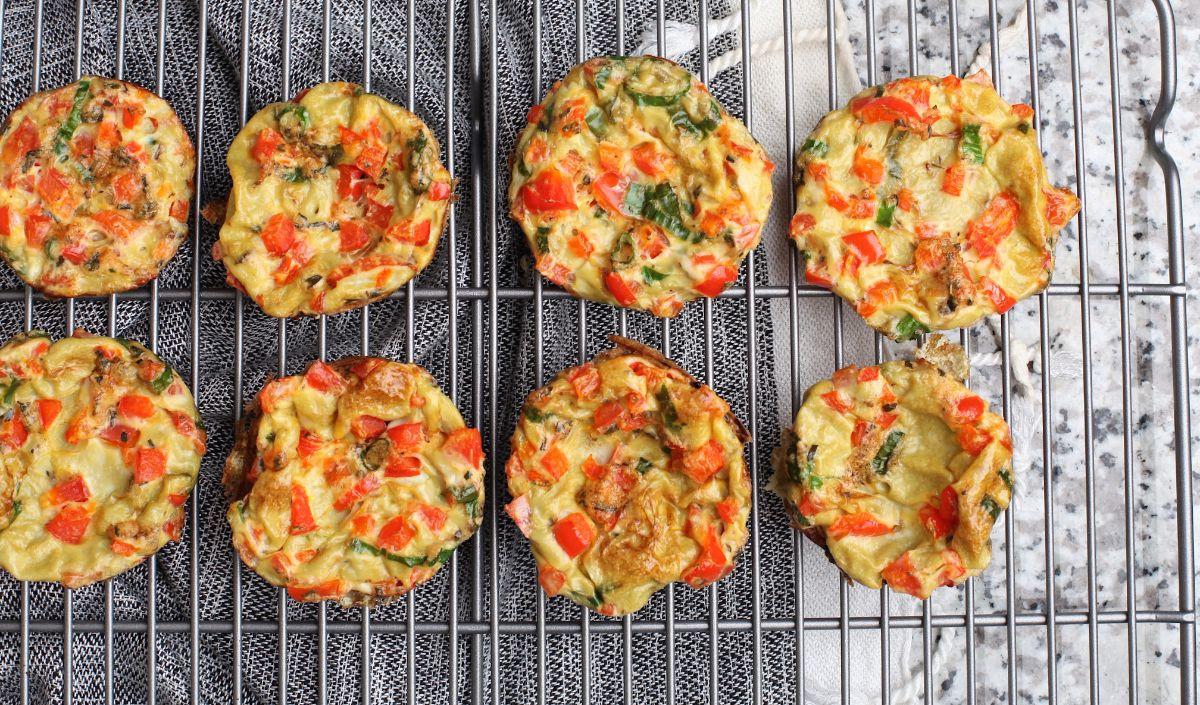 Selain untuk dikonsumsi sendiri, pizza mini juga bisa menjadi ide usaha kue rumahan yang menjanjikan.