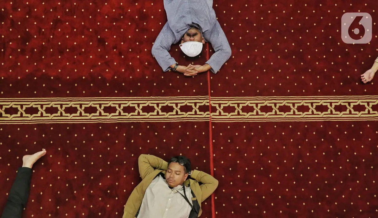 Umat Muslim memanfaatkan waktu untuk beristirahat usai salat Jumat di Masjid Istiqlal, Jakarta, Jumat (7/3/2025). (Liputan6.com/Angga Yuniar)