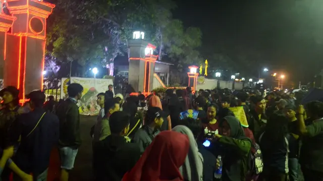 Demonstrasi warga, mahasiswa dan pemerhati lingkungan, menolak PLTP Baturradem yang berakhir ricuh. (Foto: Liputan6.com/Muhamad Ridlo)
