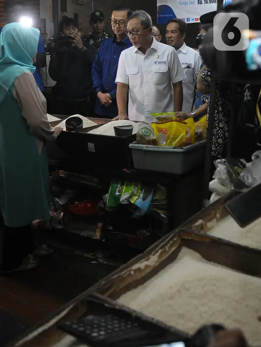 Selain cabai, bahan pokok yang mengalami kenaikan harga adalah beras lokal yang saat ini dijual Rp95.000 per 5 kg dari sebelumnya Rp90.000 per 5 kg. (merdeka.com/Imam Buhori)