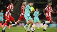 Pemain Barcelona, Fermin Lopez, berusaha melewati pemain Almeria dalam laga jornada 36 La Liga di Power Horse Stadium, Jumat (17/5/2024). (AP Photo/Jose Breton)