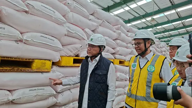 Menko Bidang Pangan Zulkifli Hasan kunjungan kerja ke pabrik milik PT Pupuk Kujang Cikampek. (Foto: Liputan6.com/Arief RH)