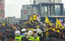 Tertahan di UoB, Massa Demo BEM UI Bawa 8 Poin Tuntutan