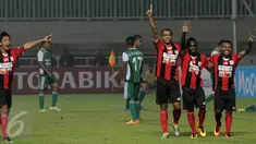 Pemain Persipura merayakan gol ke gawang PS TNI saat laga lanjutan Torabika Soccer Championship presented by IM3 Ooredoo di Stadion Pakansari Kab Bogor, Minggu (19/6). Persipura unggul 3-1 atas PS TNI. (Liputan6.com/Helmi Fithriansyah)