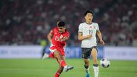 Pemain&nbsp;Timnas Indonesia, Ricky Kambuaya, melepaskan tembakan melewati gelandang China, Cao Yongjing, dalam laga Kualifikasi Piala Dunia 2026 zona Asia di Stadion Utama Gelora Bung Karno (SUGBK), Jakarta, Kamis (5/6/2025). (Bola.com/Bagaskara Lazuardi)
