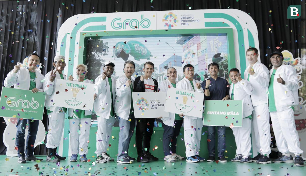 Legenda olahraga Indonesia bersama perwakilan Grab saat peluncuran kampanye "Kemenangan Itu Dekat" di Yogyakarta, Rabu (18/7/2018). Kampanye tersebut untuk mengobarkan semangat kemenangan di Asian Games 2018. (Bola.com/M Iqbal Ichsan)