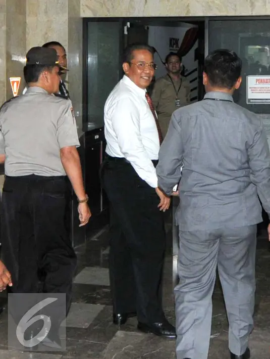 Komjen Pol Anang Iskandar saat ingin masuk kedalam gedung Komisi Pemberantasan Korupsi (KPK), Jakarta, Kamis (5/11/15). Kedatangan Anang Iskandar bertujuan membahas sejumlah kasus dengan jajaran pimpinan lembaga antirasuah. (Liputan6.com/Helmi Afandi)
